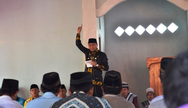 Bupati Lampura Hadiri Acara Isra Miraj Nabi Muhammad SAW di Desa Kembang Gading