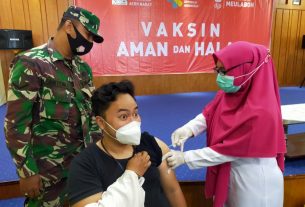 Jamin Keamanan Dan Kelancaran Vaksinasi, Anggota Kodim 0105/Abar Kawal Penyuntikan Di Kantor Pajak Pratama