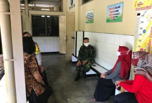 Sembari Komsos, Serda Budiono Berikan Himbuan Prokes dalam Pembelajaran Tatap Muka dimasa Pandemi