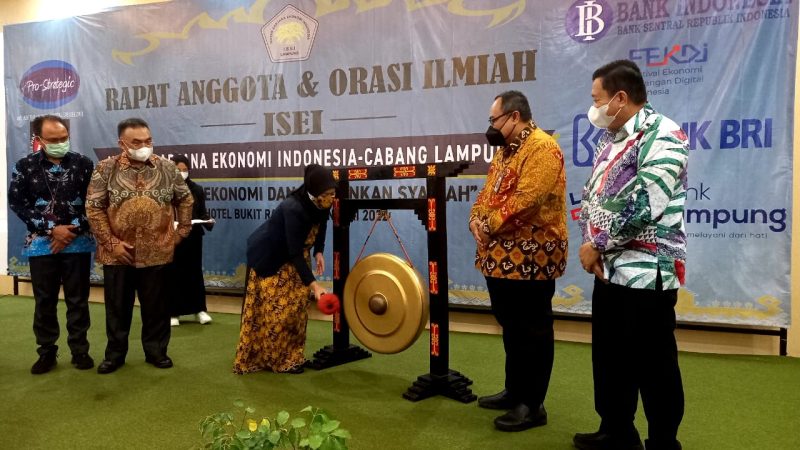 Wagub Nunik Buka Rapat Anggota dan Orasi Ilmiah ISEI Lampung