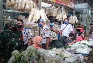 Babinsa, Staf Pasar dan Satpam Beri Himbuan Prokes dan Pembagian Masker di Pasar Tradisional