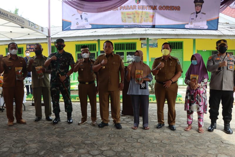 Gubernur Arinal Djunaidi Tinjau Operasi Pasar di Lampung Timur, Pastikan Stok dan Harga Minyak Goreng