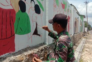 Anggota Koramil 410-01/Panjang Bentuk Kampung Pancasila dengan Metode Mural