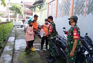 Sinergitas TNI POLRI di Kota Solo Himbau Warga Patuhi Prokes Dan Bagikan Masker Gratis