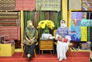 Wagub Chusnunia Chalim dan Ketua Dekranasda Ibu Riana Sari Arinal Ikuti Pembukaan Inacraft ke-22 di Jakarta yang Dibuka oleh Presiden Joko Widodo