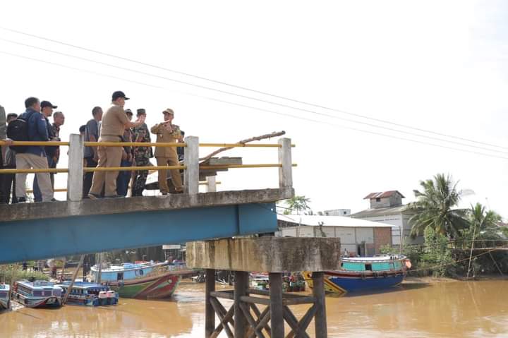 Pj Apriadi Perbaiki Jembatan, Cek Harga Sembako Hingga Borong Sayur untuk Warga Lalan