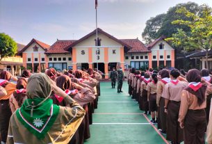 Tanamkan Semangat Bela Negara Dan Cinta NKRI Koramil 03/Serengan Libatkan Diri di MPLS di SMK - 3 Surakarta.