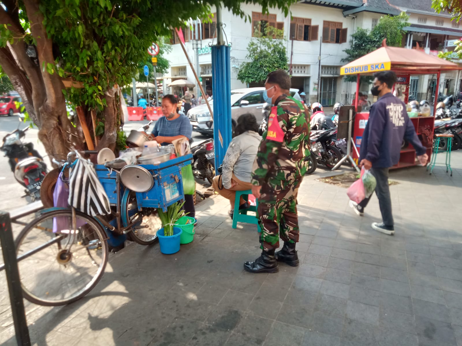 Blusukan Ke Pasar Gedhe Solo, Babinsa Kelurahan Sudiroprajan Bersama Security Awasi PPKM Dan Berikan Himbauan Prokes