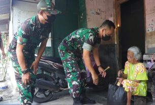 Door To Door, Dandim 0735/Surakarta Berikan Bantuan Paket Sembako Kepada Masyarakat Kurang Mampu
