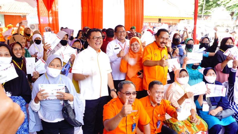 Tim Kerja Kantor Pos Bersama Para Penerima Bantuan BLT BBM di Bandar Lampung