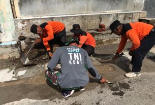 Cuaca Cerah, Koramil 04/Jebres Bersama Masyarakat Kebut Pembuatan Saluran Air Dalam Karya Bakti Daerah