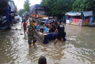 Sungai bengawan Solo meluap, Koramil 11 Polokarto Bantu warga laksanakan evakuasi warga