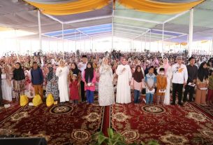 Wagub dan Ibu Riana Sari Arinal Bersama Ribuan Masyarakat Ikuti Pengajian Akbar