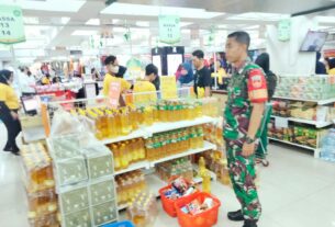 Cek Kestabilan Harga Sembako di Bulan Ramadhan, Babinsa Sriwedari Turun Ke Pasar Sami Luwes