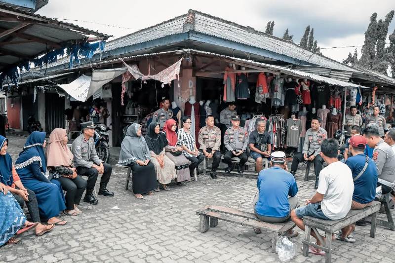 Jumat Curhat, Waka Polres Tubaba Dengarkan Keluhan Pedagang Pasar Panaragan Jaya