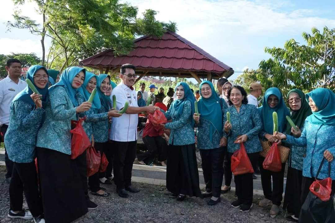 Ketua TP PKK Lampung Selatan Melakukan Panen Timun Di Kebun Edukasi