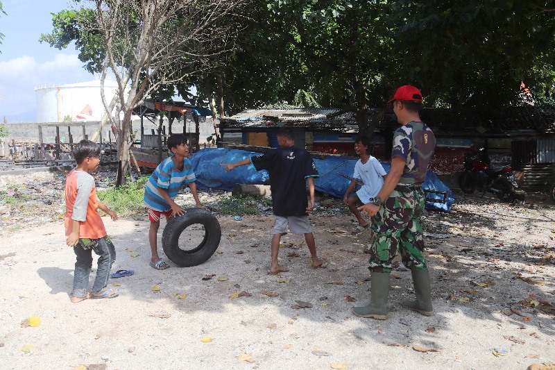 Manunggal Dengan Rakyat, Personel Satgas TMMD Hadir Beri Keceriaan Anak-anak Pesisir Pantai