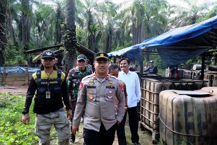 TNI, Polri Bersama Forkopimcam Keluang Datangi Tempat Penyulingan dan Pengeboran Minyak