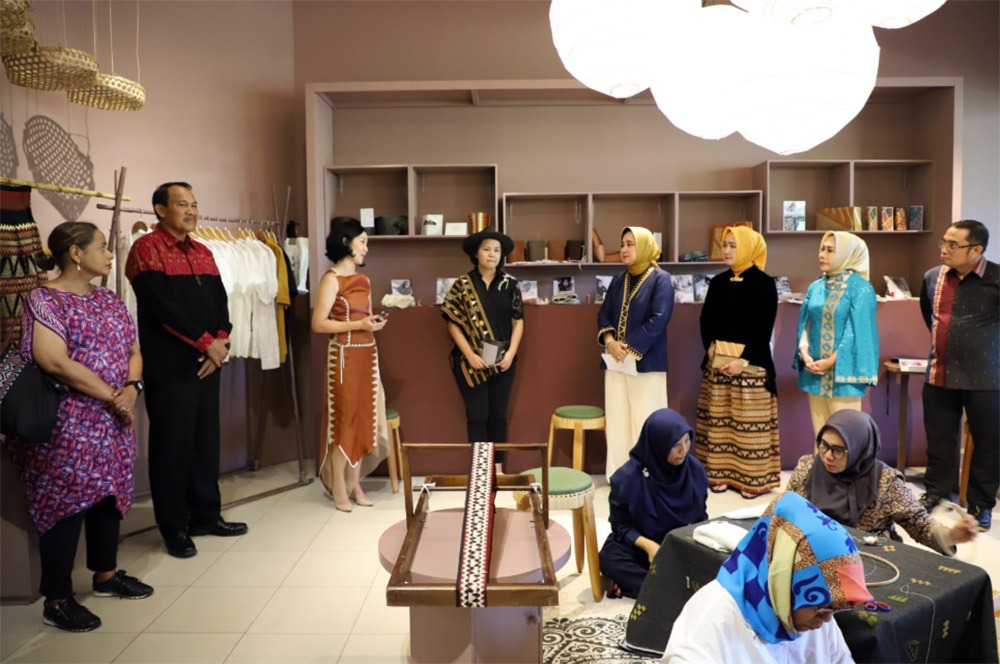 Buka Mini Exhibition Tapis di Legian Bali, Riana Sari Arinal Makin Yakin Tapis Lampung “Naik Kelas”