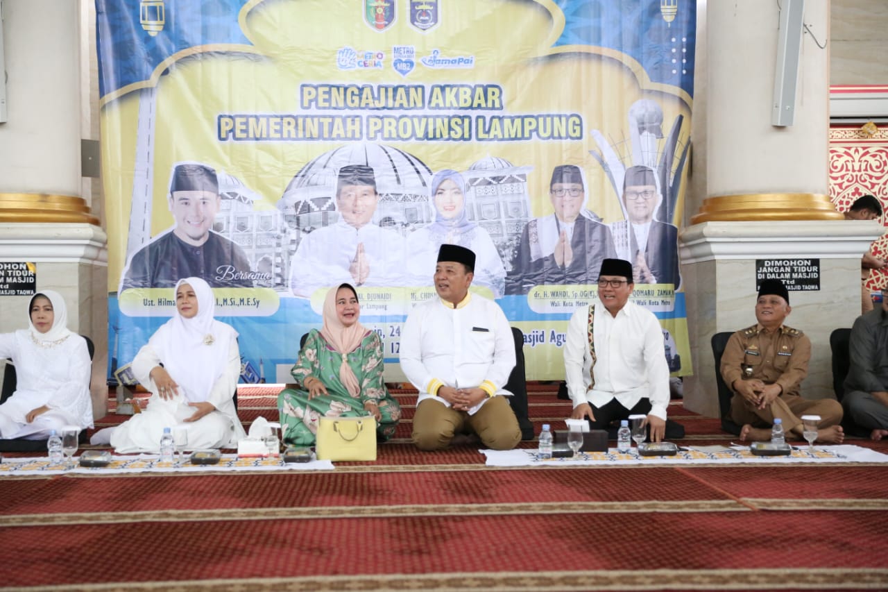 Gubernur Arinal dan Ibu Riana Bersama Ribuan Masyarakat Hadiri Pengajian Akbar Pemprov Lampung di Masjid Agung Taqwa Kota Metro